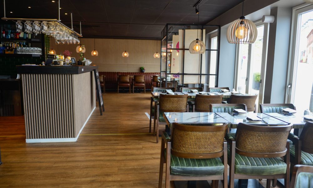 Veloplyst sushi restaurant i Næstved med bordopdækning og moderne japansk stil